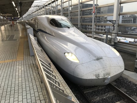 Japón estrena nuevo tren bala: alcanza los 360 km/h y trae un sistema de baterías para funcionar en caso de cortes de energía