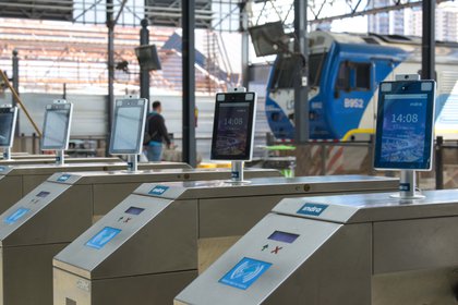 Sistema de control de acceso a los trenes en Buenos Aires que permite comprobar la temperatura y el uso correcto de la mascarilla (indra) 