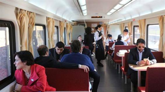 Los pasajeros disfrutan de su viaje en el tren a Mar del Plata