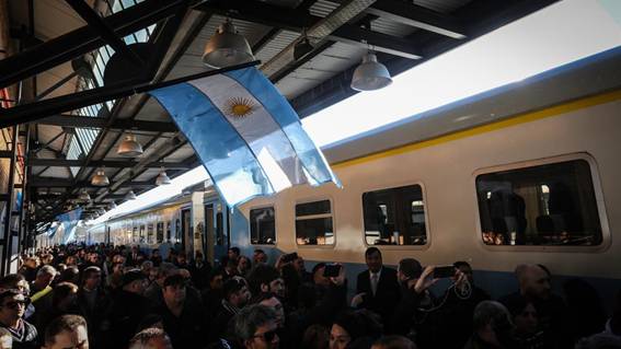 Después de casi 2 años volvió el servicio de tren que une la Ciudad de Buenos Aires con Mar del Plata. Foto: LA NACION / Santiago Hafford