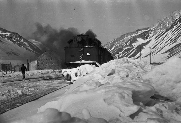 El antiguo tren trasandino mientras atraviesa la estación de Leñas del Tolosa en una época de nevadas, en Mendoza (EFE/ Julio Monzalvo /Museo Desvío Las Leñas).
