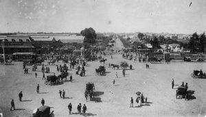 La antigua estación Chacarita vista desde la puerta del Cementerio (ca. 1910).