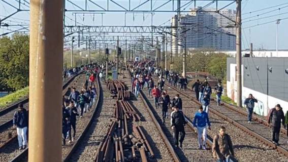 Pasajeros del Roca caminaban esta mañana por las vías ante la interrupción del servicio entre Constitución y Temperley. (@enlamiraradio)