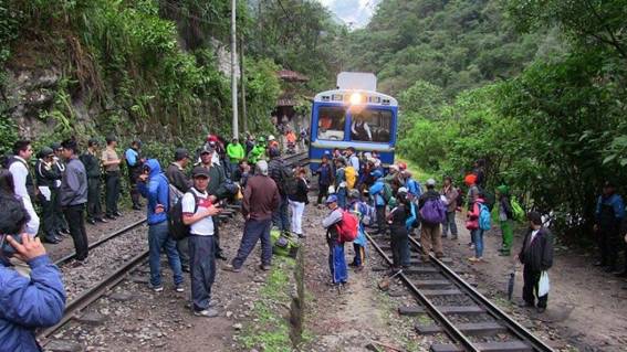 Machu Picchu: bloquean tren porque no les vendieron boletos