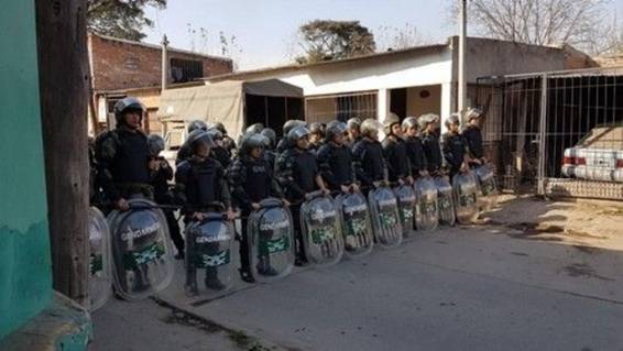 Desalojan a vecinos instalados junto a las vías del tren