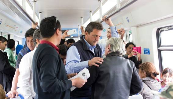 De campaña, Massa viajó en tren y cuestionó la liberación del precio de la nafta. El país. La Nueva. Bahía Blanca