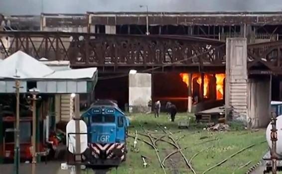 Se incendió un vagón en desuso y evacuaron las estaciones de trenes y subtes de Constitución