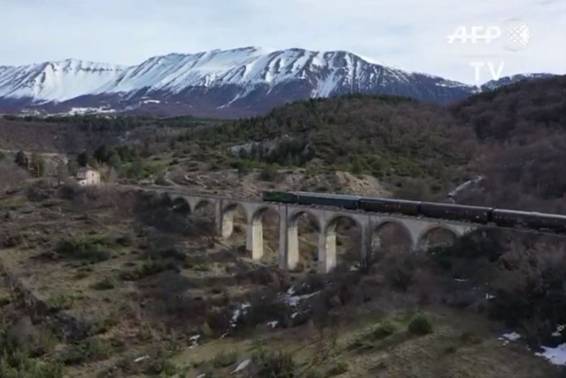 El llamado 'transiberiano' italiano, la línea ferroviaria que atraviesa los altiplanos nevados de Los Abruzo. Foto: AFP TV