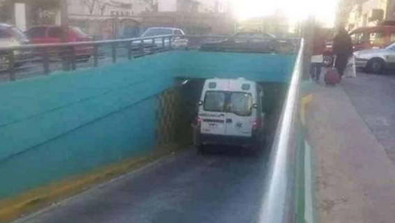 https://static2.diariouno.com.ar/media/2019/06/ambulancias-puente1-700x395.jpg