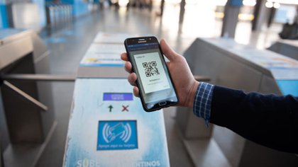 El sistema brinda un código QR que debe ser presentado en la estación antes de la partida.