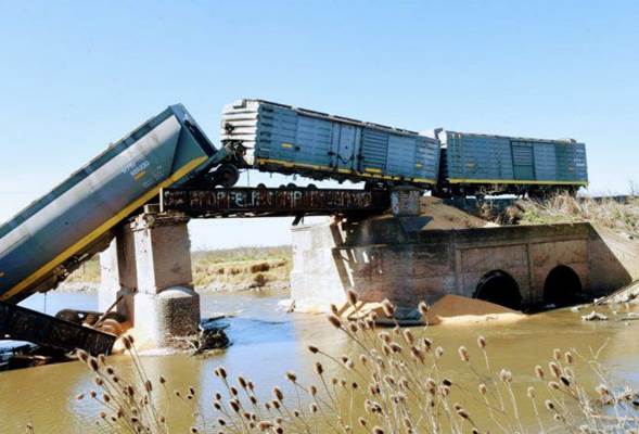 Se derrumbó un puente en Santa Fe mientras pasaba un tren