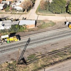 Los materiales que se utilizan son 110.000 toneladas de piedra balasto, 55.000 durmientes de hormigón