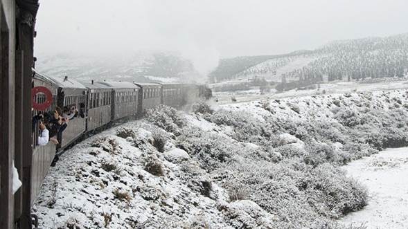 El Viejo Expreso Patagónico “La Trochita”, en las vías que corren por Chubut al pie de la Cordillera de los Andes. 