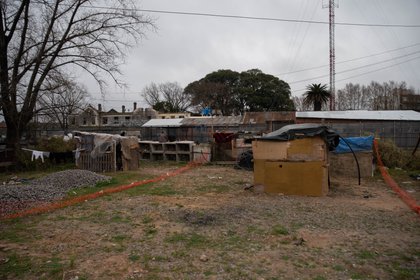 En la toma de terrenos de la estación Victoria algunas parcelas fueron delimitadas con las mismas redes que encontraron en las construcciones del lugar (Franco Fafasuli)