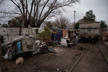 En la zona hay construcciones precarias de chapa y madera y de ladrillos. Según la voz de uno de los ocupantes, todos son vecinos de villas cercanas del partido de San Fernando (Franco Fafasuli)