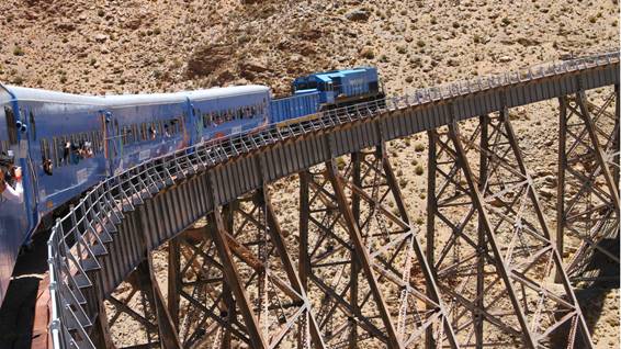 Invita a ver los paisajes del Norte desde las alturas y es un ícono que todos buscan. En el camino hasta la estación del tren, se puede entrar en contacto con las poblaciones locales, con desayunos y visitas a las comunidades