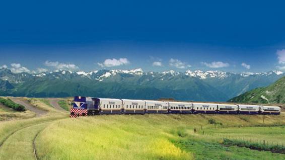 Tren Patagónico: más que un paseo, toda una travesía. Desde Bariloche, destino invernal por excelencia si los hay, se puede tomar el tren que recorre casi toda la provincia de Río Negro (hasta Viedma). El atractivo: se puede ver un impresionante cambio en los paisajes, que van desde la Cordillera, pasan por la estepa patagónica y llegan hasta el mar. Recorre 821 kilómetros