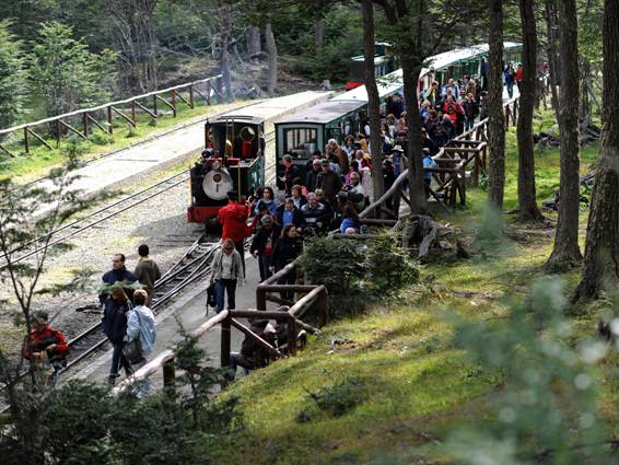 Tren del Fin del Mundo: vacaciones en los confines. Recorrer los paisajes fueguinos en el pintoresco Tren del Fin del Mundo es una buena opción en esta época del año. Es un ferrocarril de época con locomotoras a vapor, coches elegantes y ventanales amplios (Facundo Santana)