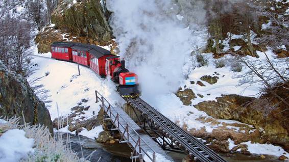 El Tren del Fin del Mundo recorre los últimos 7 kilómetros del trazado original que realizaba hace más de un siglo (a bordo se puede conocer su historia) y termina en la estación del Parque Nacional Tierra del Fuego, donde se puede optar por quedarse a recorrer esta área natural, o volver en el tren