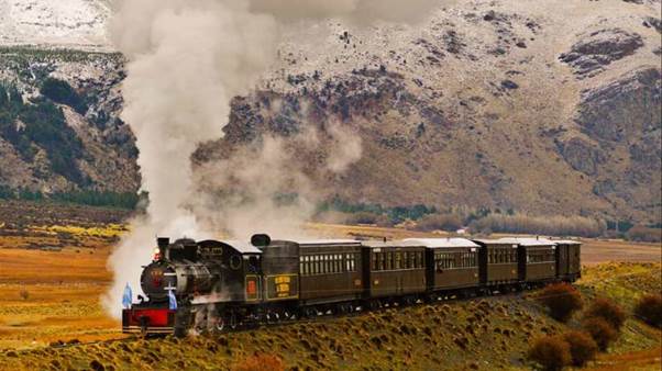 La Trochita a los pies de la Cordillera de los Andes en Chubut en su viaje del 9 de julio en las vacaciones de invierno. Foto: Nelli Otero