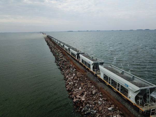 Prueba superada. La formación de Trenes Argentinos Cargas atraviesa el nuevo pedraplén de la laguna La Picasa