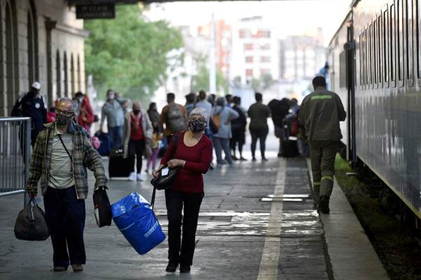 A la hora de decidir las vacaciones de verano, el tren se volvió una opción distinta y económica para viajar. (Facundo Luque)