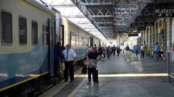 Pasajeros que llegan a la Estación Mitre luego de viajar 19 horas en tren desde Buenos a Córdoba. (Facundo Luque)